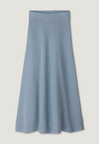 Strick-Midi-Rock in Hellblau mit gerippter Textur, breitem Bund und einer ausgestellten Form, die von der Taille abfällt.