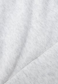 Απαλή ελαφριά γκρι ημιχρωματισμένη ύφανση με ορατό διαγώνιο ραφός και διακριτές υφασμάτινες πτυχές.