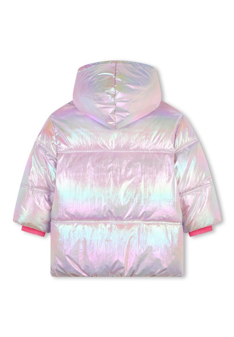 Chaqueta acolchada iridiscente rosa con capucha, que presenta mangas cortas, puños elásticos y líneas acolchadas horizontales en la parte posterior.