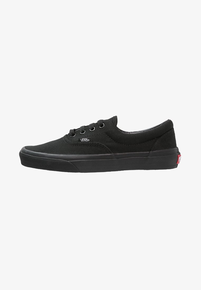Zwarte canvas lage sneakers met ronde neus, vetersluiting aan de voorkant, rubberen zool en gestructureerde zijaccenten. Bevat een logo-label aan de zijkant.