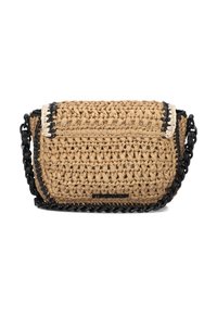 Geweven strooien tas in natuurlijk beige met een zwarte kettingriem. Kenmerkt zich door zwarte stiksels en een crèmekleurige accent langs de sluitrand. Compacte rechthoekige vorm.