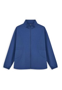 Donkerblauwe jas met ritssluiting en hoge kraag, voorzien van twee grote zakken aan de voorkant en elastische manchetten. Gladde, lichte stof met gestructureerde accenten.