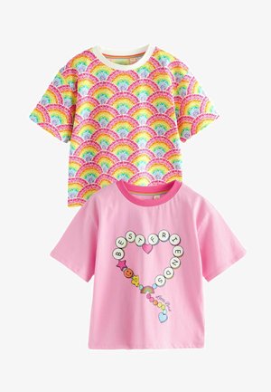 Kaks T-särki: üks valge, millel on mitmevärviline vikerkaare muster, ja teine roosa, millel on "Parimad sõbrad" graafika ja värvilised aktsendid.