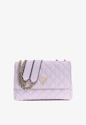 Sac à main en cuir matelassé lavande avec bandoulière chaîne dorée et plaque logo triangulaire Guess sur le rabat avant.