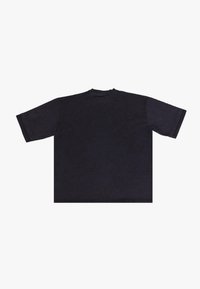 Černé oversized tričko s krátkými rukávy, kulatým výstřihem a volným střihem. Vyrobeno z bavlny s hladkou texturou a minimem švů.