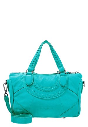 Bolso de cuero turquesa con asas trenzadas dobles, correa de hombro desmontable, cierre de cremallera y nombre de la marca en relieve en el centro frontal.