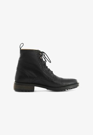 Bottine en cuir noir avec finition texturée, accents de brogue détaillés, fermeture à lacets à l'avant et un talon en bois contrastant.