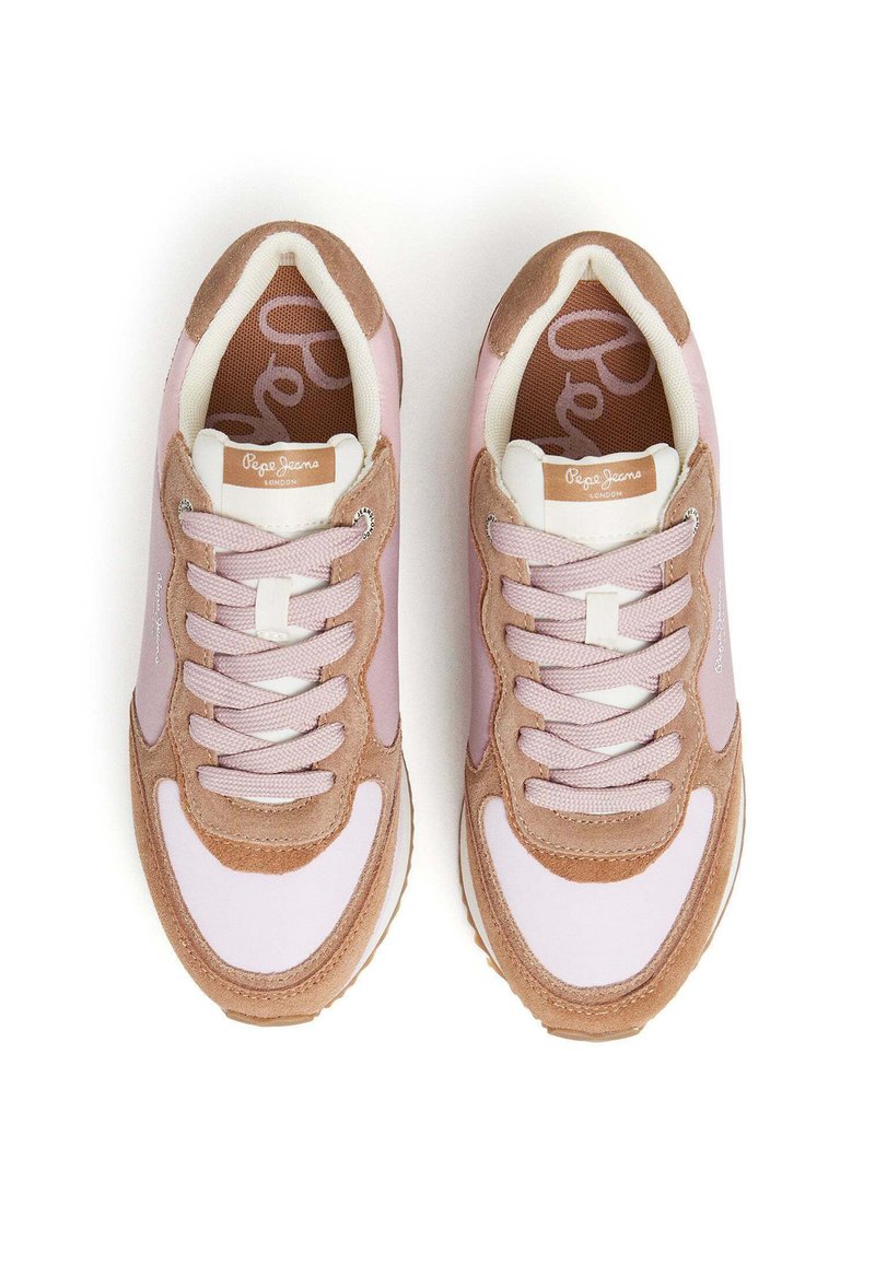 Zapatillas de color rosa claro con materiales de ante y malla, que cuentan con una suela acolchada, puntera redonda y cordones en un tono lila complementario.