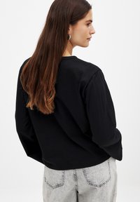NA-KD BUTTON - Pikkade varrukatega topp - black