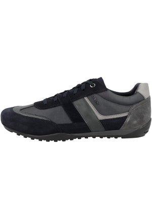 Zapatilla deportiva en navy y gris fabricada en ante y cuero, con un perfil bajo, puntera redonda y suela de goma texturizada. Cordones y acentos laterales.