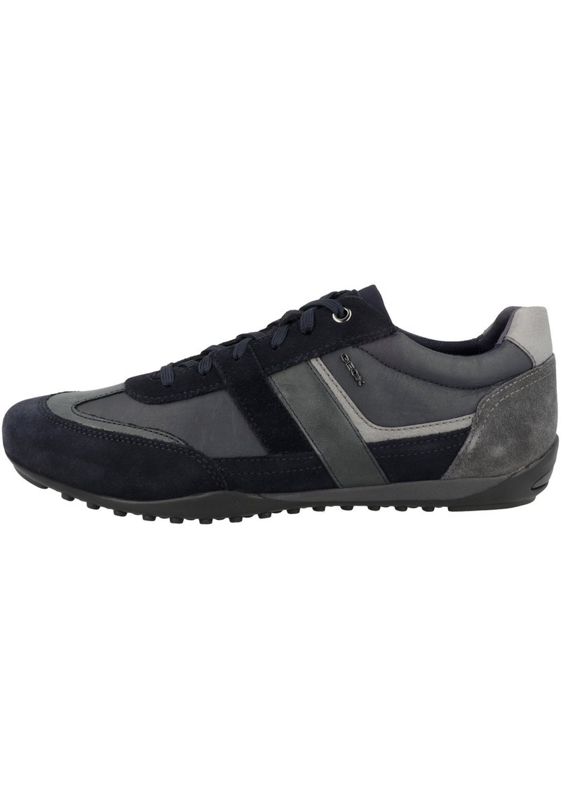 Scarpa atletica navy e grigia realizzata in suede e pelle, con un profilo basso, punta tonda e suola in gomma testurizzata. Lacci e accenti laterali.