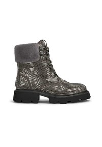 Bottines à lacets en cuir gris avec accents métalliques, présentant un col en fausse fourrure, une surface texturée et une semelle épaisse noire.