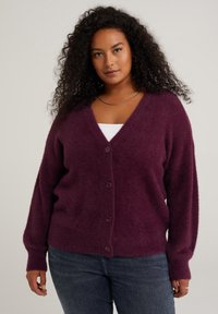 WE Fashion CURVE - Neuletakki - violet