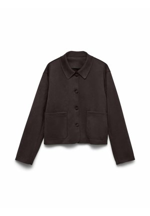 Donkerbruine button-up jas met lange mouwen, twee voorzakken en een klassieke kraag, plat gelegd op een witte achtergrond.