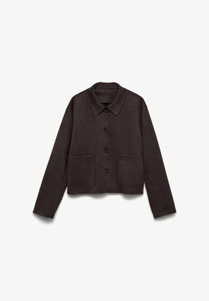 Donkerbruine button-up jas met lange mouwen, twee voorzakken en een klassieke kraag, plat gelegd op een witte achtergrond.