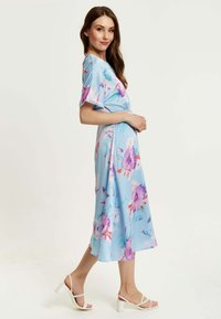 Liquorish MIDI FLORAL PRINT WITH DETAIL - Day dress - blue