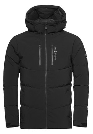 Chaqueta de plumas negra con capucha, que cuenta con un cierre frontal, dos bolsillos con cremallera en la parte superior y puños elásticos para mayor calidez y comodidad.