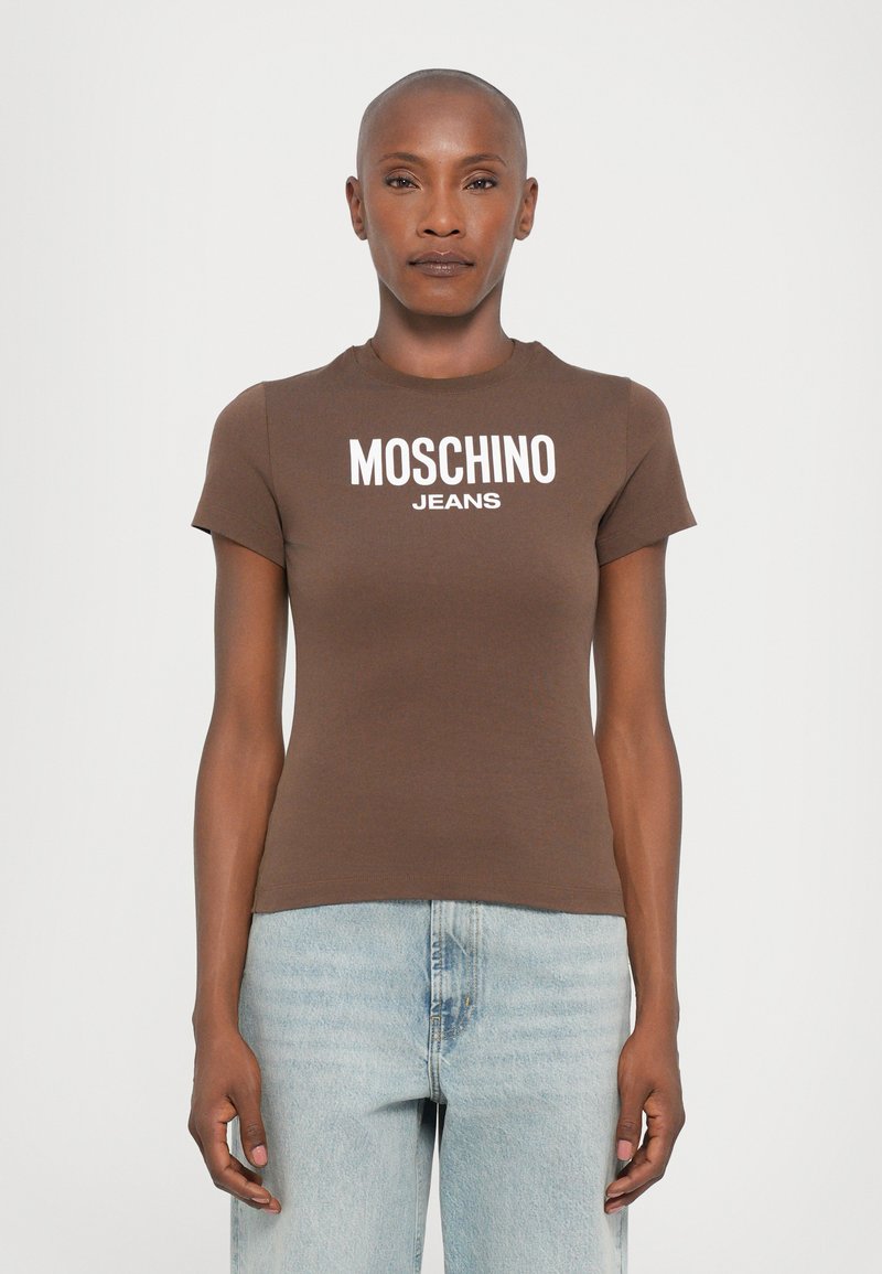 Brązowa dopasowana koszulka z krótkim rękawem, z białym logo "MOSCHINO JEANS" na piersi. Miękka tkanina o gładkiej fakturze.