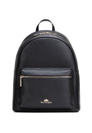Zwarte rugzak van getextureerd leer met voorvak met ritssluiting en goudkleurige ritssluiting en logo met de tekst "WITTCHEN" op een witte achtergrond.
