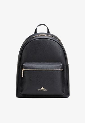 Zwarte rugzak van getextureerd leer met voorvak met ritssluiting en goudkleurige ritssluiting en logo met de tekst "WITTCHEN" op een witte achtergrond.