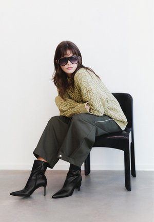 PULL&BEAR Gležnjače s visokom petom - black