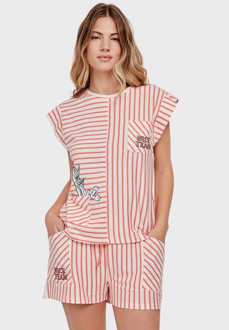 Completo pigiama a righe in corallo e bianco, con una maglietta morbida dotata di tasca e design a cartone animato, abbinato a pantaloni corti con vita elastica.