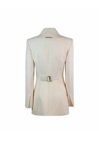 Blazer, beige claro, corte ajustado, hombros estructurados, acento en la cintura con un solo botón, tejido suave, etiqueta trasera visible en el escote.