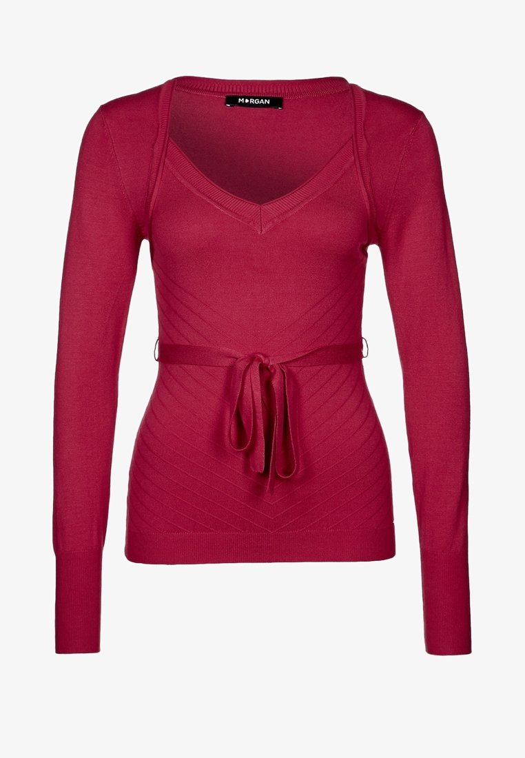 Punainen neulottu pitkähihainen pusero, jossa on V-pääntie, resorikuvio ja solmittava yksityiskohta vyötäröllä. Koristeltu vaakasuorilla viivoilla.