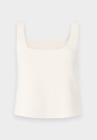 Valge kootud tank top ruudukujulise kaelusega, laiad õla rihmad ja mugav lõige, millel on sile tekstuur ja ilma mustriteta.