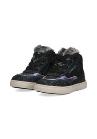 Sneakers neri alti con accenti iridescenti, parte superiore texturizzata, foderati in pelliccia sintetica e lacci elastici con una suola in gomma spessa.