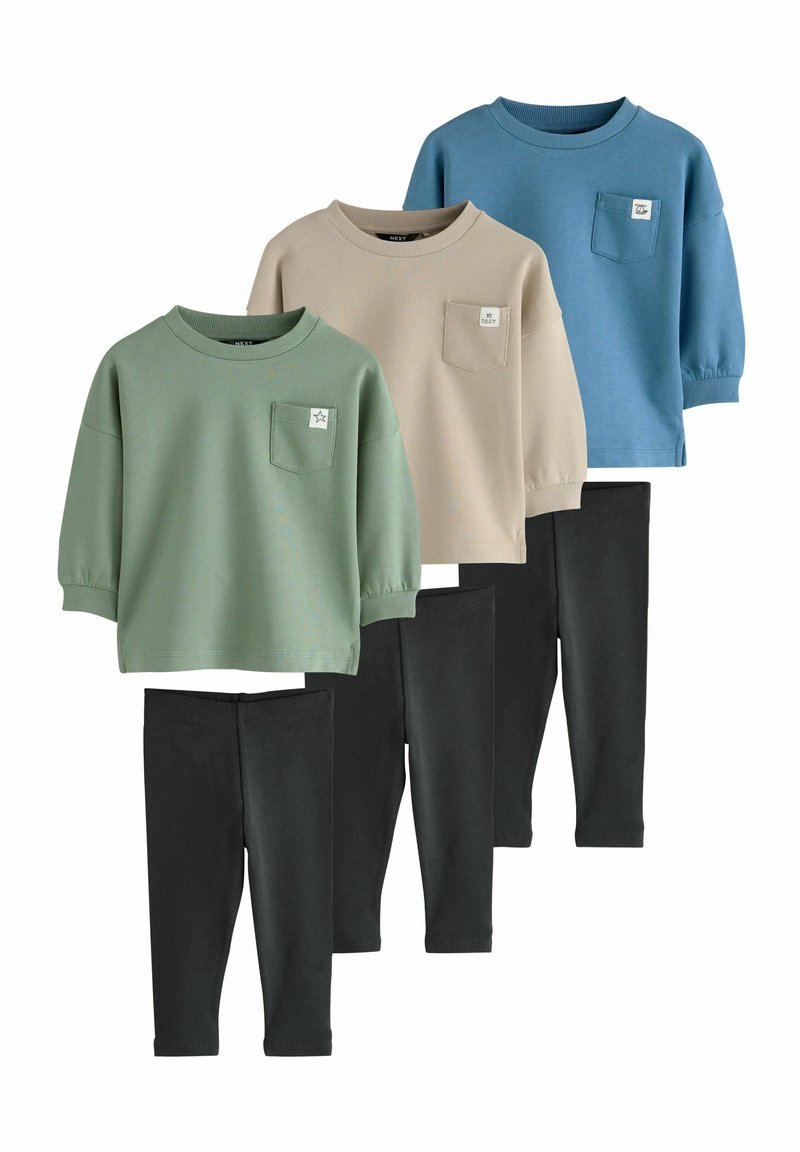 Set van drie trui-toppen in groen, beige en blauw, gecombineerd met drie zwarte leggings. Het materiaal lijkt zacht; de tops hebben voorzakken.