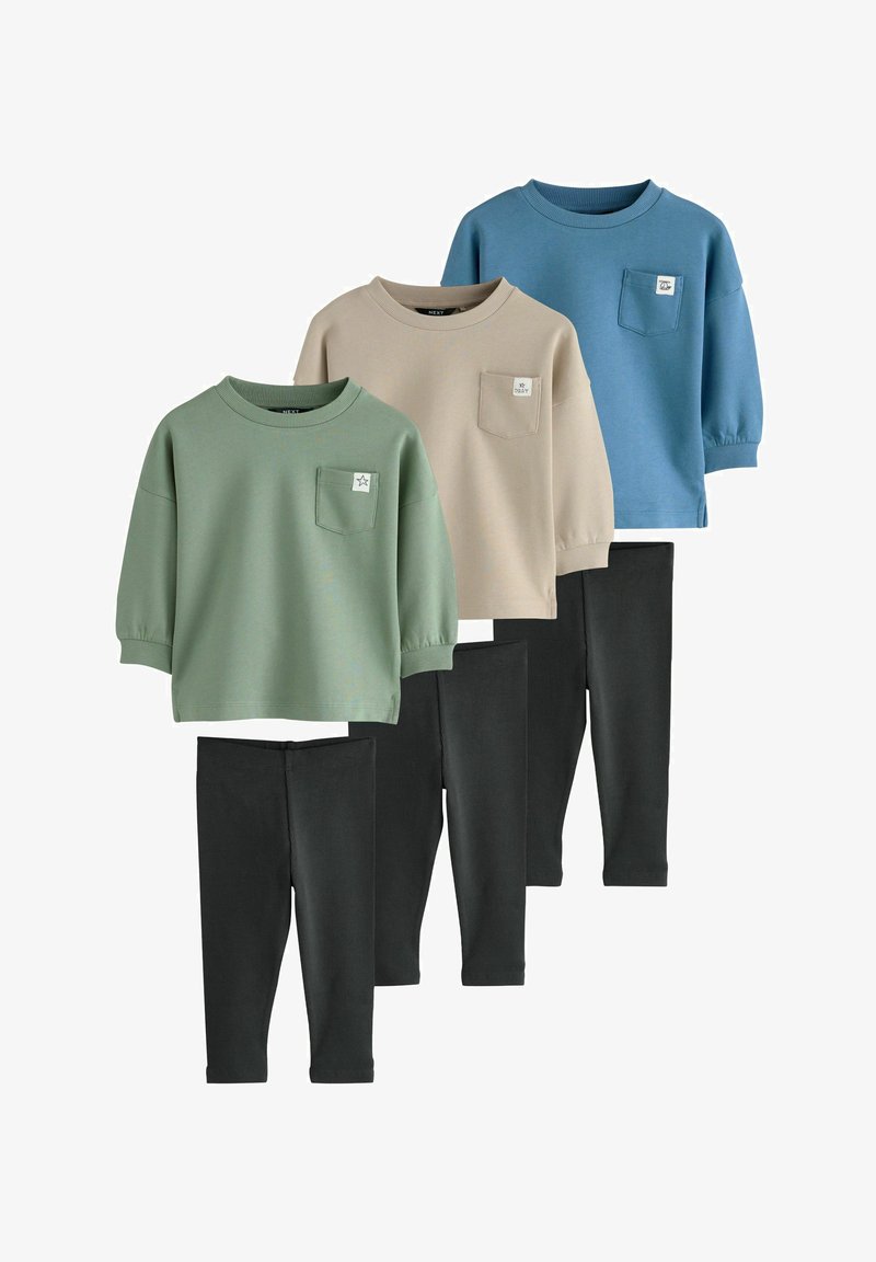 Set van drie trui-toppen in groen, beige en blauw, gecombineerd met drie zwarte leggings. Het materiaal lijkt zacht; de tops hebben voorzakken.