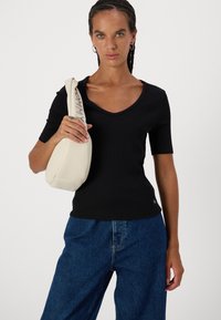 Calvin Klein Jeans V NECK TEE - Camiseta básica - black