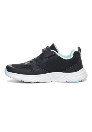 Basket de sport noire et bleu clair avec une semelle blanche, une tige en mesh et en synthétique, et une fermeture par une bride Velcro latérale.