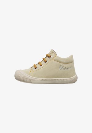 Baskets pour tout-petit en daim beige avec semelle en caoutchouc, lacets marron et logo de la marque brodé sur le côté, vues de profil gauche.