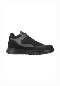 Scarpe da atletica nere con superiori testurizzati, dettagli in suede grigio e una suola seghettata prominente. Design con lacci e collo imbottito.