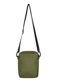 Olivovozelená crossbody taška so štvorcovým dizajnom, vyrobená z textúrovaného materiálu. Obsahuje čierny nastaviteľný popruh a strieborné kovové akcenty.