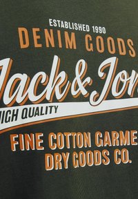 Jack & Jones LOGO RUNDHALS - Camiseta estampada - kombu green