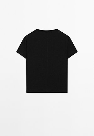 Sort bomulds t-shirt med klassisk rund hals, korte ærmer og afslappet pasform, set fra ryggen på en hvid baggrund.