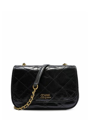 Czarna pikowana skórzana torebka listonoszka z złotym łańcuszkiem i złotym logo Ochnik na przedniej klapie.
