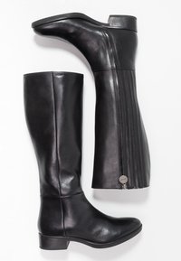 Bottes en cuir noir montant jusqu'au genou, à finition lisse, coutures discrètes, talon bas et détail de fermeture éclair sur le côté.