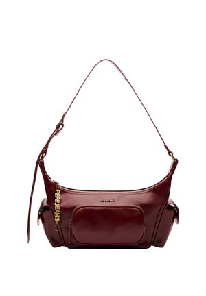 Burgundy skuldertaske i læder med justerbar rem, front lynlåslomme, sidelommer og "Pepe Jeans" guldbogstaver.