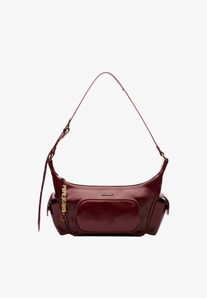 Burgundy skuldertaske i læder med justerbar rem, front lynlåslomme, sidelommer og "Pepe Jeans" guldbogstaver.