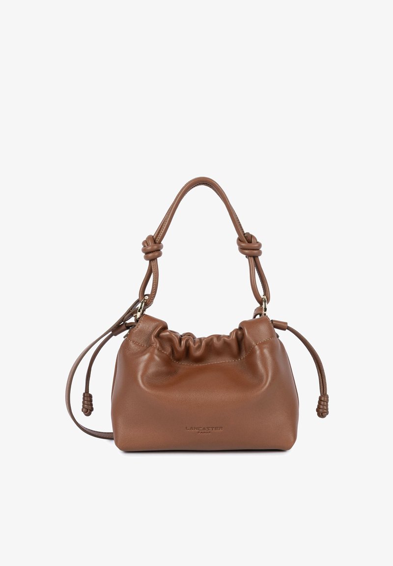 Petit sac à main en cuir marron avec le haut froncé, des anses nouées et un logo discret estampé au centre avant.