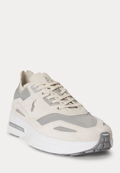 Baskets Ralph Lauren beige et gris avec panneaux en mesh et daim, semelle blanche, lacets à l'avant, et logo Polo sur le côté et la pointe.