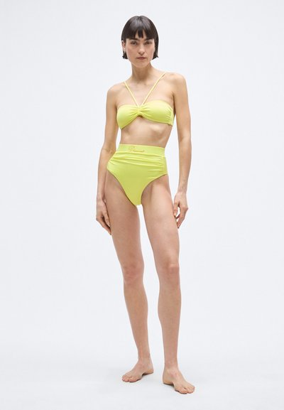 Limettengrünes Bikini-Set mit einem geknoteten Bandeau-Oberteil und hoch tailliertem Unterteil. Glatte Textur, dünne Träger und Logo-Akzent am Taillenbund.