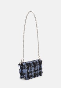 Borsa a tracolla in tweed blu e nero, con un motivo testurizzato, tracolla in catena argentata e bordi sfrangiati per un design unico.