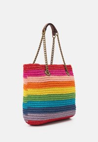 Barevná tkaná taška s vodorovným pruhovaným vzorem v živých odstínech, vybavená pleteným řetízkovým popruhem a koženými detaily.