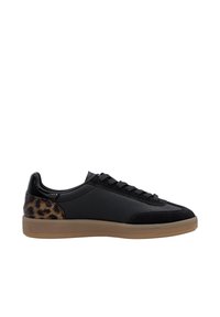 Sneaker nera in pelle sintetica con un accento di stampa leopardata sul tallone, punta rotonda e suola in gomma. Design con lacci, texture liscia.