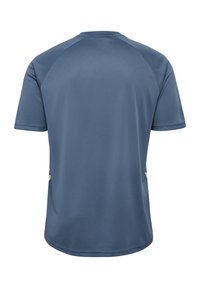T-shirt de sport bleu à manches courtes avec manches raglan et accents subtils sur les côtés, présenté de dos sur un fond blanc.